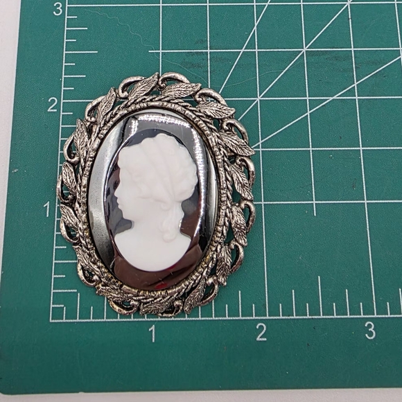 Vintage-Inspired Silver and White Cameo Brooch - Picture 5 of 8